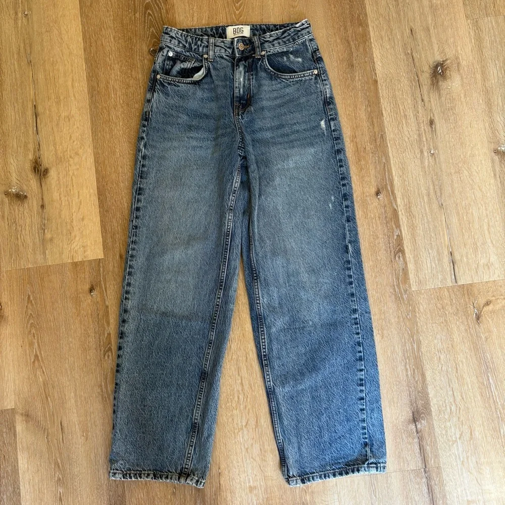 BDG Low-Rise Wide Leg Jean in medium wash